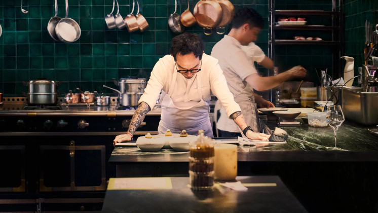 Đấu Trường Ẩm Thực: Hành Trình Vươn Tới Sao Michelin - Knife Edge: Chasing Michelin Stars